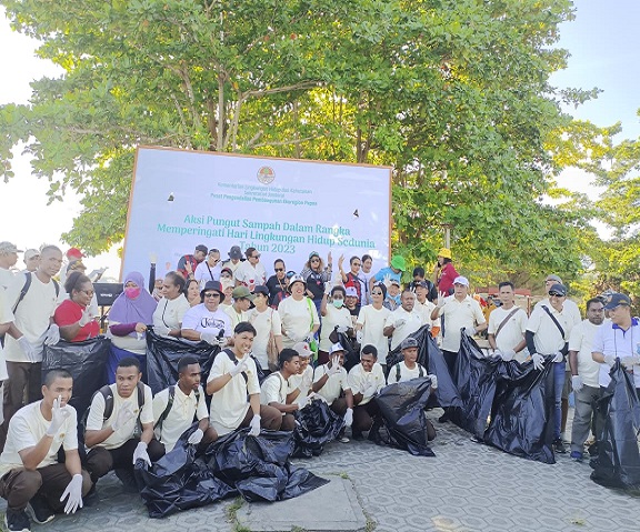PTFI & Pemprov Papua Tengah Libatkan Komunitas Warga Lakukan Bersih Pantai Nabire