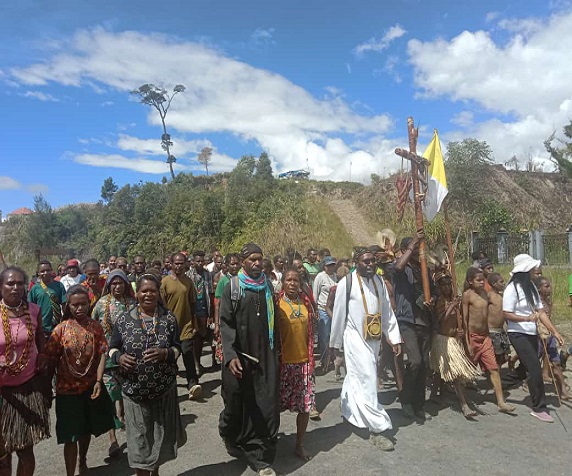 Perarakan Kirab Salib Umat Katolik di Intan Jaya Dalam Rangka Indonesia Youth Day 2023
