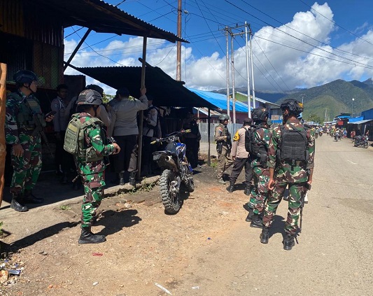 Apel Gabungan dan Patroli Jalan Kaki TNI-Polri Dalam Rangka Jaga Kamtibmas di Dogiyai