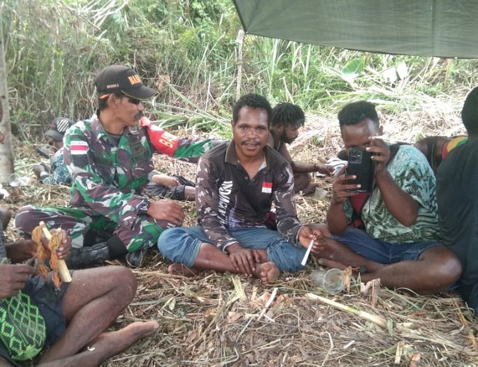 Dengan Komsos. Babinsa Koramil 1705-01/Nabire Ajak Warga Jaga Keamanan Wilayah