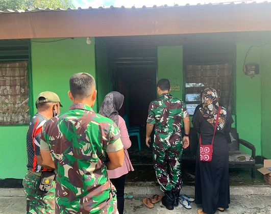 Dandim 1705/Nabire bersama Ibu-Ibu Persit KCK Melayat ke Rumah Duka PNS Kodim 1705/Nabire, Yulius Goo