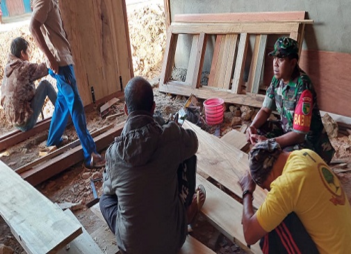 Bentuk Kepedulian dan Kenyamanan Babinsa di Wilayah Binaannya, Babinsa Koramil 1705-04/Moanemani Gelar Komsos dengan Warga