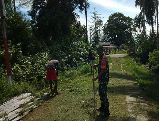 Babinsa Koramilo 1705-02/Napan Laksanakan Karya Bakti di Kampung Wainami