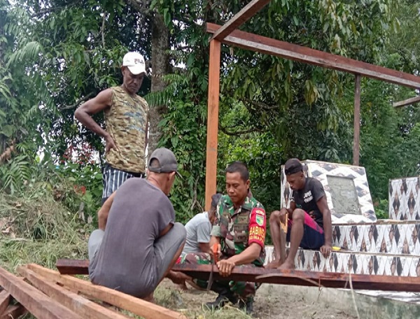 Membangun Solidaritas, Babinsa Koramil 1705-02/Napan Bantu Renovasi Makam di Kampung Waenami