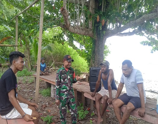 Kegiatan Komsos oleh Babinsa Koramil 02/Napan, Membangun Kemanunggalan TNI dengan Masyarakat