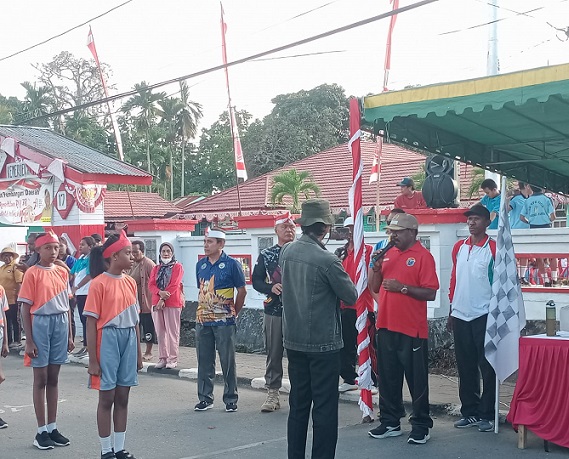 Bupati Nabire Lepas Peserta Gerak Jalan Indah Tingkat SD Dalam Rangka HUT Kemerdekaan RI ke-78