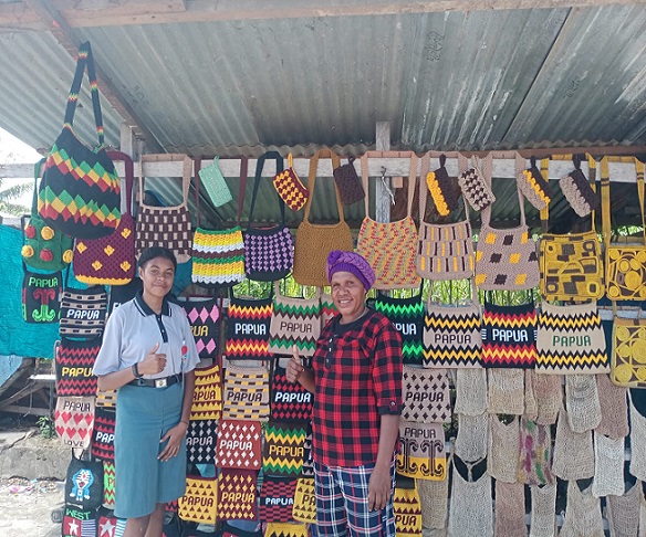 Yuk Intip Cara Pembuatan dan Harga Noken oleh Mama Elis, Penjual Noken di Nabire Papua Tengah