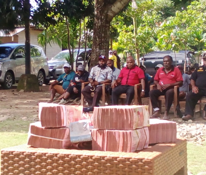 Atasi Konflik Antar Warga di Distrik Uwapa Nabire, Bupati Puncak Jaya Berikan Bantuan Dana