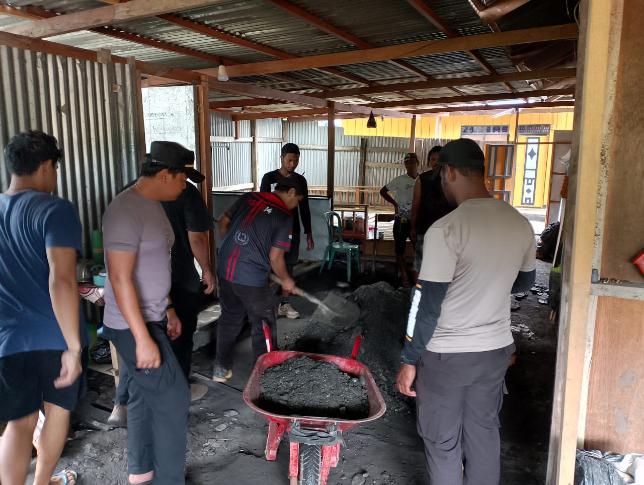 Bersama Masyarakat, Polsubsektor Baya Biru Bantu Warga Gotong Royong Pengecoran Lantai Masjid Al-Hijrah