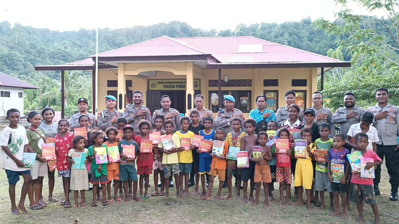 Polres Kepulauan Yapen Bagikan Buku dalam Program "Polri Peduli Budaya Literasi"