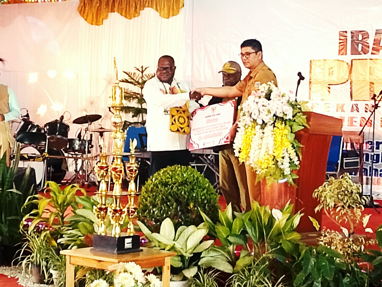 Pj.Sekda Papua Tengah Buka Porseni IV Gereja Kingmi di Deiyai Sekaligus Beri Bantuan 1 Miliar Rupiah