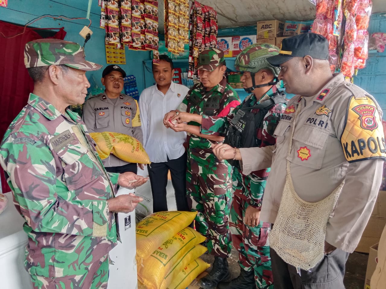 Langkah Preventif TNI-Polri Memastikan Barang Dagangan Layak di Dogiyai
