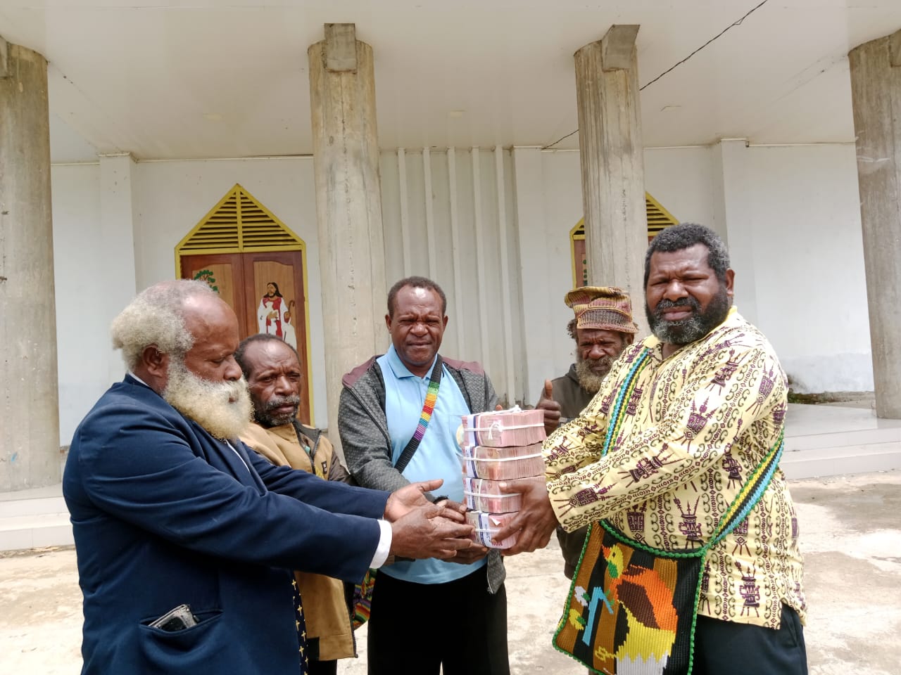 Pemkab Dogiyai Melalui Dinsos Serahkan Dana Hibah kepada 8 Jemaat di Dogiyai