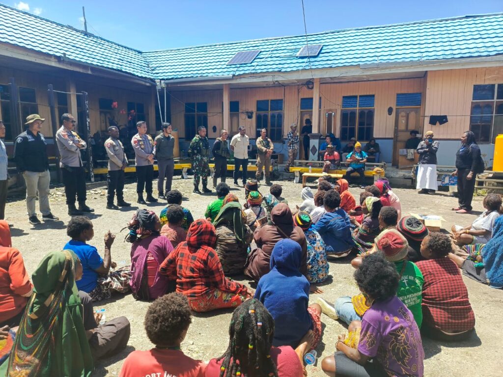 Mama-Mama Intan Jaya Pertanyakan Keberadaan Pos Keamanan yang Meresahkan Mereka