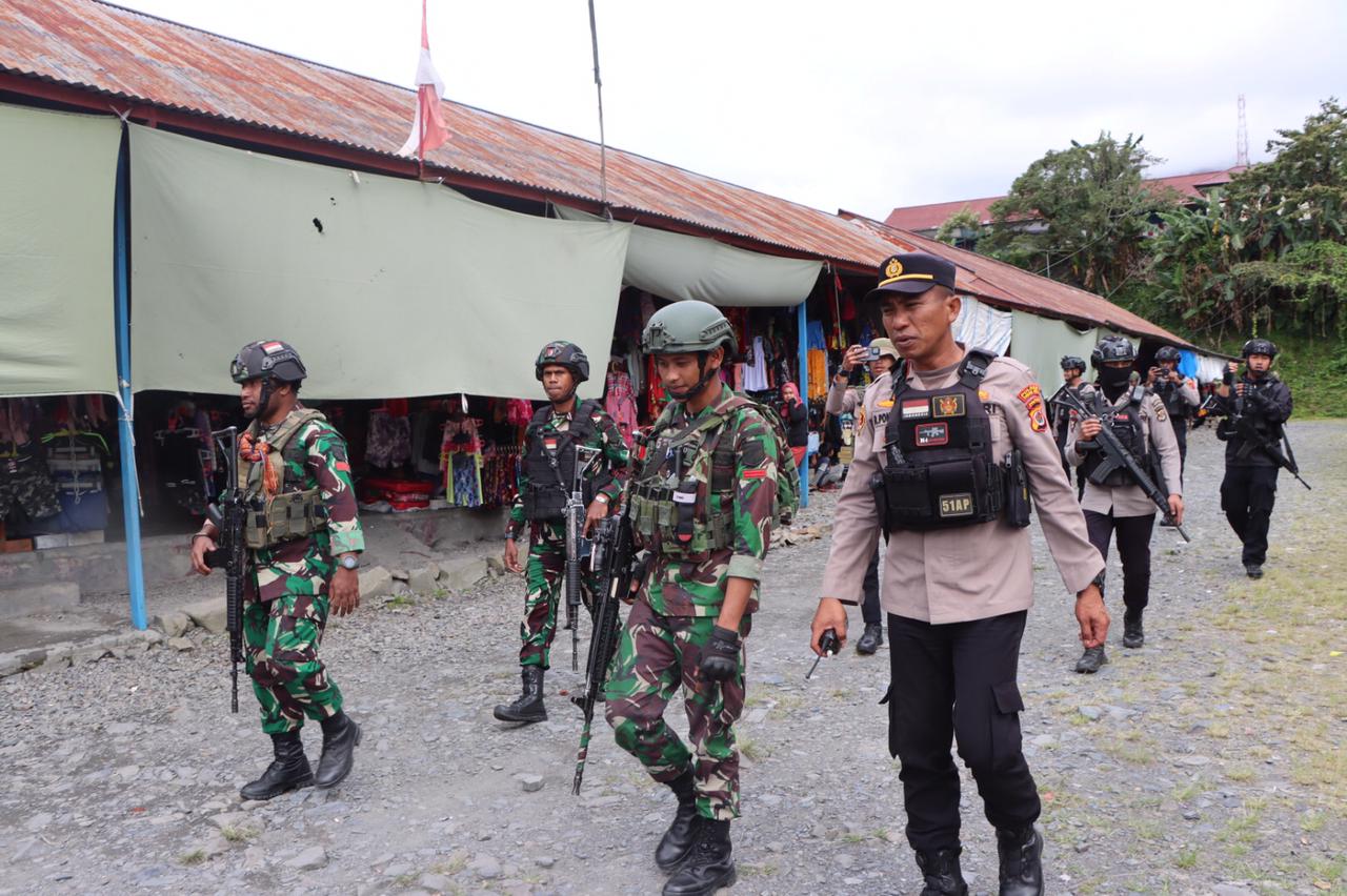 Pastikan Keamanan Jelang Perayaan Natal, Aparat Gabungan TNI-POLRI Gelar Patroli Dialogis di Puncak Jaya