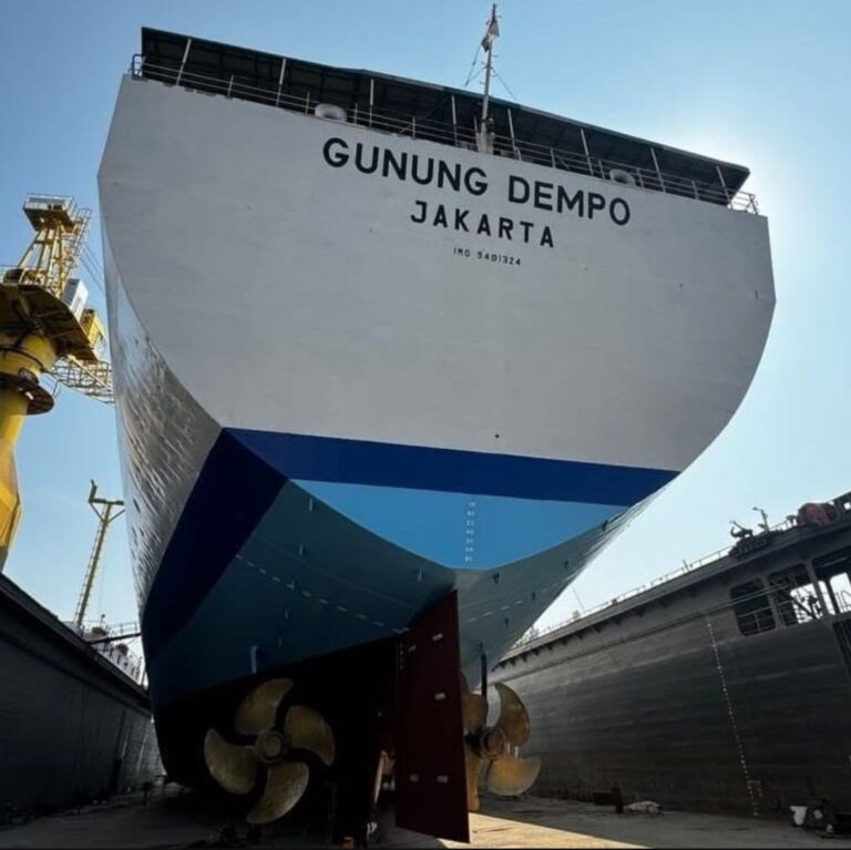 (Kapal Pelni Gunung Dempo saat menjalani docking di pelabuhan Tanjung Priok Jakarta)