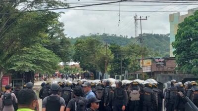 (Polisi menghadang pelaku aksi anarkis di Jl Burung Merpati di kompleks kantor pemerintahan Sorong, Rabu (27/8/2025). ANTARA/Yuvensius Lasa Banafanu)