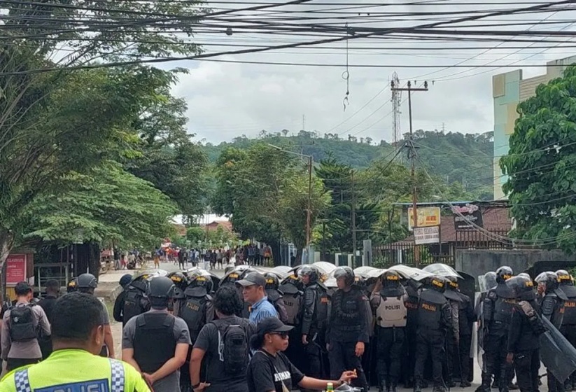 Empat Tahanan Makar Dibawa ke Makassar, Massa Lakukan Aksi Penolakan di Sorong