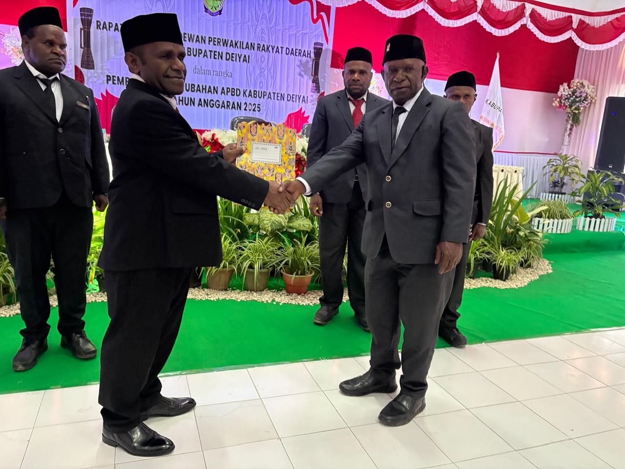 Bupati Deiyai Apresiasi DPRD Usai Setujui Ranperda Perubahan APBD 2025
