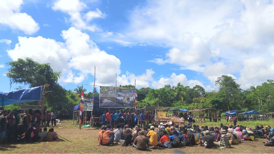Keluarga Distrik Mapia Serahkan Sumbangan untuk Pembangunan Asrama SIMAPITOWA Jayapura