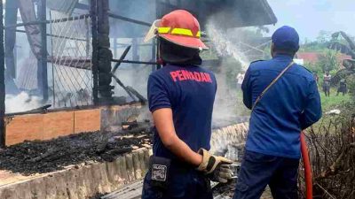 (Petugas Damkar berupaya memadamkan api)