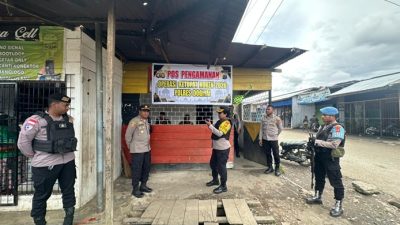 (Kapolres Dogiyai saat mengecek Pos Ketupat Noken)