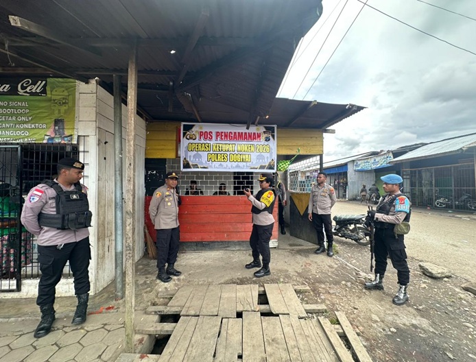 (Kapolres Dogiyai saat mengecek Pos Ketupat Noken)