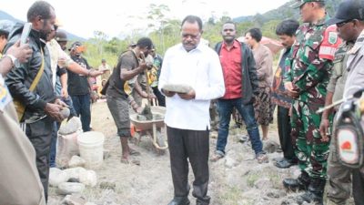 (Peletakan Batu Pertama pembangunan Gereja Katolik Santo Petrus Ugida)