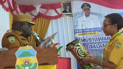 (Wakil Bupati Dogiyai, Yuliten Anouw, SE, saat membuka Musrenbang Otsus 2026)