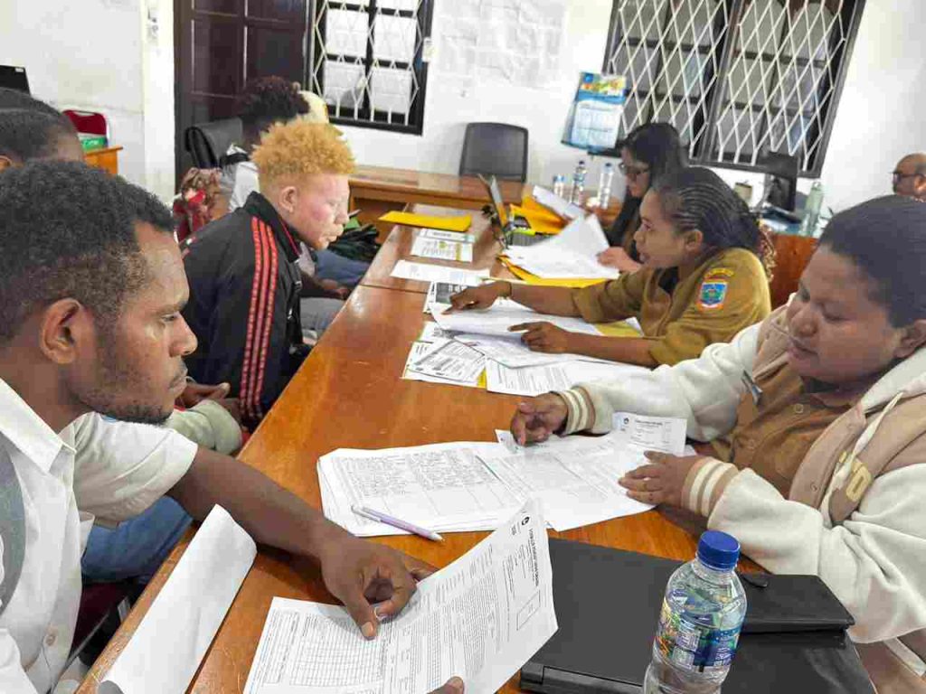 (Tim ADik Papua Tengah sedang melakukan seleksi berkas peserta)