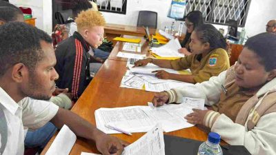 (Tim ADik Papua Tengah sedang melakukan seleksi berkas peserta)