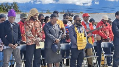 (Bupati Melkianus Mote Hadiri Ibadah Jumat Agung dan Resmikan Gereja Bethesda Tenedagi di Tigi Barat)