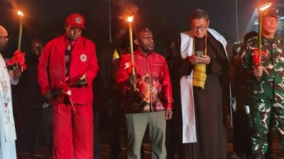 (Ribuan Warga Deiyai Ikuti Pawai Obor Paskah)