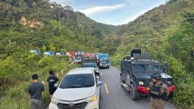 (Aparat Kawal Distribusi BBM ke Dogiyai, Deiyai, dan Paniai Demi Atasi Gangguan Listrik)