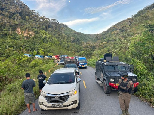 (Aparat Kawal Distribusi BBM ke Dogiyai, Deiyai, dan Paniai Demi Atasi Gangguan Listrik)