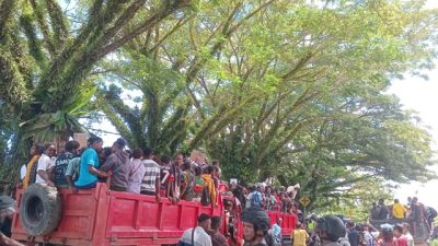 (Massa dari Bumi Wonorejo Bergerak Menuju DPRPT Naik Truk)