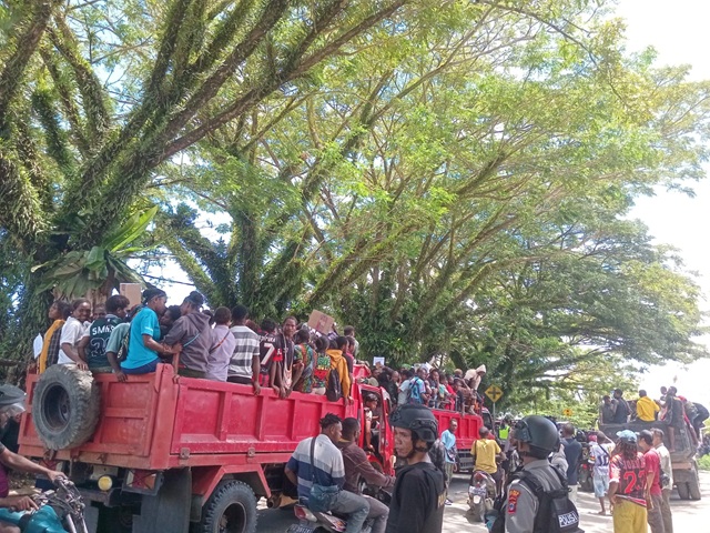 (Massa dari Bumi Wonorejo Bergerak Menuju DPRPT Naik Truk)