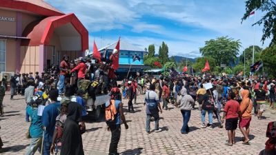 (Massa Front Rakyat Bergerak Tiba di Kantor DPR Papua Tengah, Long March Aman dan Tertib)