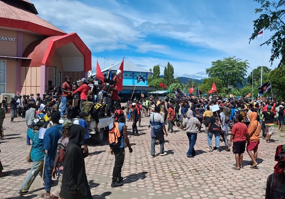 (Massa Front Rakyat Bergerak Tiba di Kantor DPR Papua Tengah, Long March Aman dan Tertib)