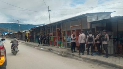 (Wakapolres Dogiyai Pimpin Patroli Jalan Kaki di Kompleks Pasar)