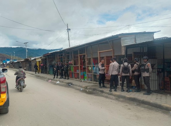 (Wakapolres Dogiyai Pimpin Patroli Jalan Kaki di Kompleks Pasar)