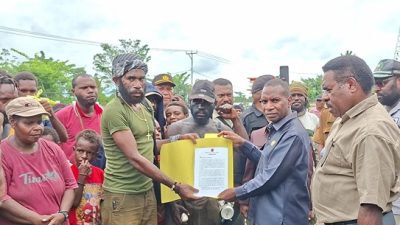 (DPRK Mimika Terima Aspirasi Massa FRP Soal Otsus dan Freeport)