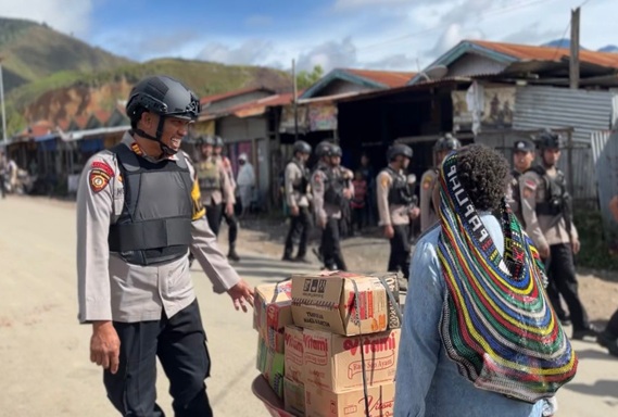 (Plt Kapolres Dogiyai Sapa Warga Saat Patroli, Aktivitas Mulai Kembali Normal)