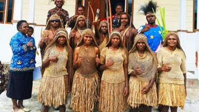 (Praktek Seni Budaya SMP Negeri 1 Tigi Timur Angkat Kisah Kehidupan 90-an di Wilayah Adat Mepago)