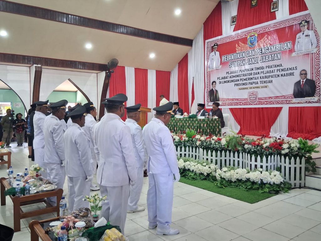 (Lantik Sejumlah Pejabat, Bupati Nabire Tekankan Evaluasi Kinerja dan Penataan Birokrasi)