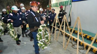 (Presiden Direktur PTFI Tony Wenas meletakkan karangan bunga sebagai bentuk penghormatan kepada para korban insiden di tambang bawah tanah yang terjadi pada September 2025 lalu. Peletakan karangan bunga dilakukan di tambang bawah tanah DMLZ, Selasa, 7 April 2026.)