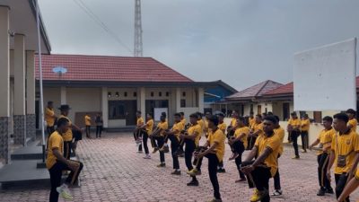 (Kapolres Dogiyai Pimpin Lari Pagi Bersama Personel, Perkuat Kebugaran dan Soliditas Anggota)