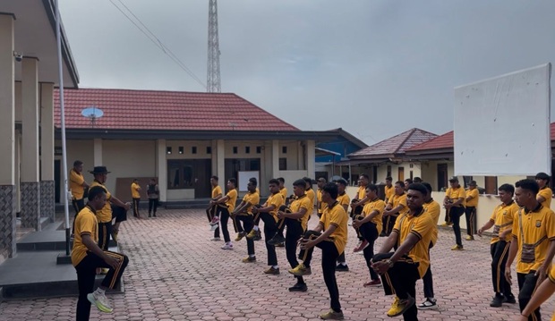 (Kapolres Dogiyai Pimpin Lari Pagi Bersama Personel, Perkuat Kebugaran dan Soliditas Anggota)