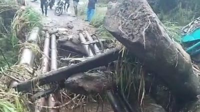 (Jembatan Kali Dune Putus Diterjang Hujan, Akses Idakebo–Obano Lumpuh Total)