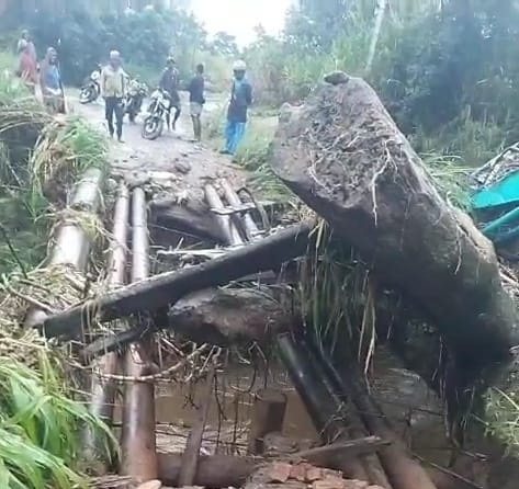 (Jembatan Kali Dune Putus Diterjang Hujan, Akses Idakebo–Obano Lumpuh Total)